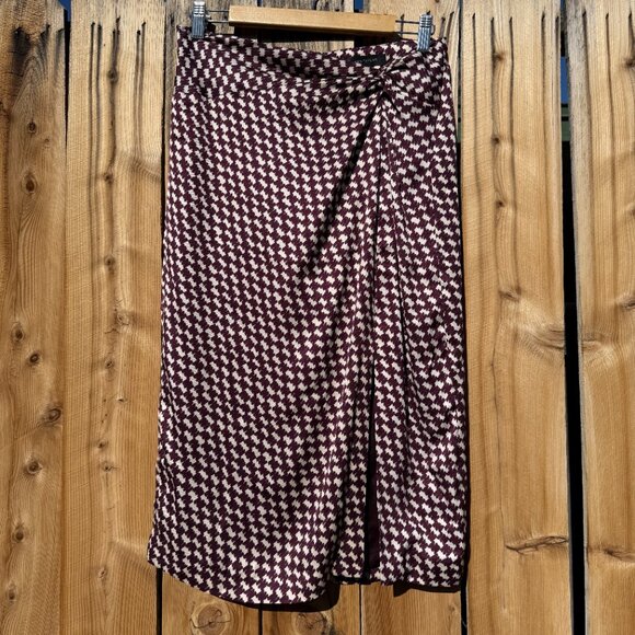 Price FIRM Ann Taylor Houndstooth Print Slit Drape Silky Pencil Skirt Size 2 Md - Picture 3 of 10